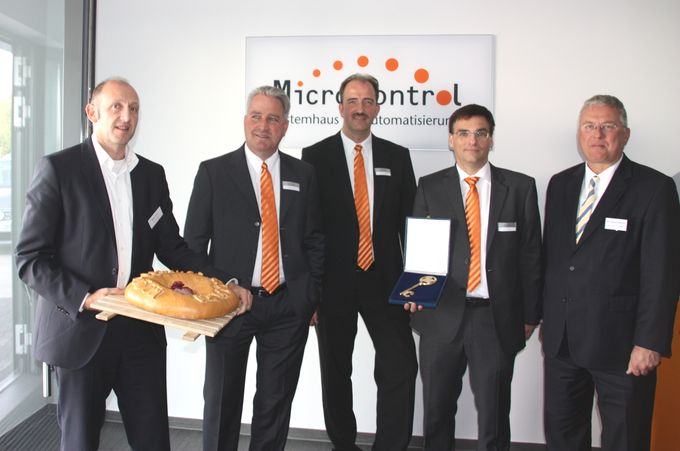 Geschäftsführer MicroControl und Vertreter der Stadt Troisdorf mit Brot und Salz zur Neueröffnung Bürogebäude