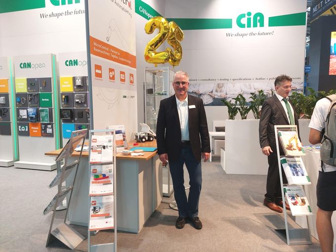 Herr Krahl, Geschäftsführer, am Messestand MicroControl der bauma 2022