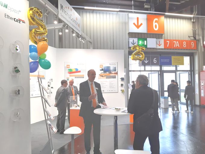 SPS 2022,Messestand mit Besuchern