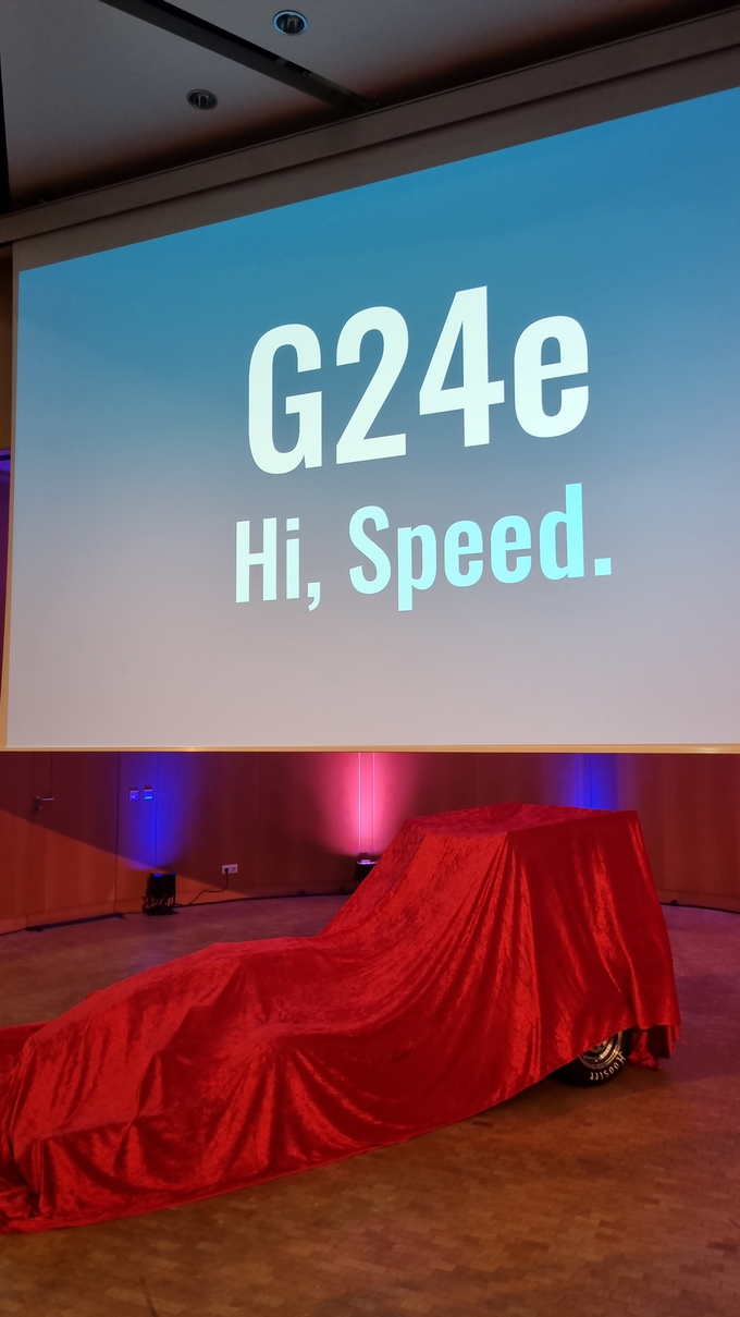 Feierlich verhüllter E-Rennwaten mit Schrift G24e Hi, Speed